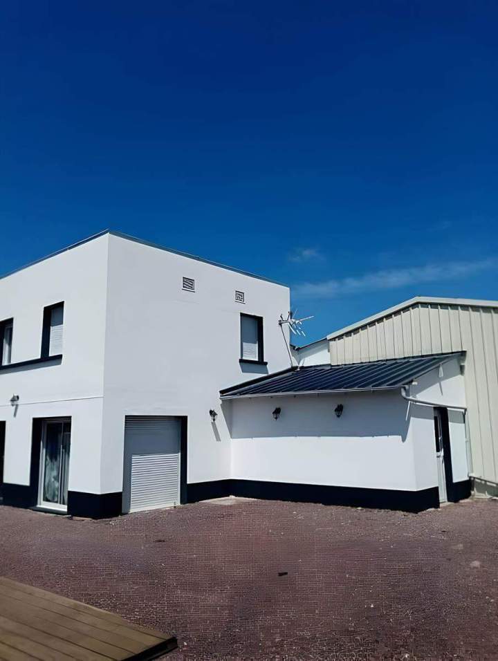 Nous réalisons les travaux de peinture intérieure et extérieure.