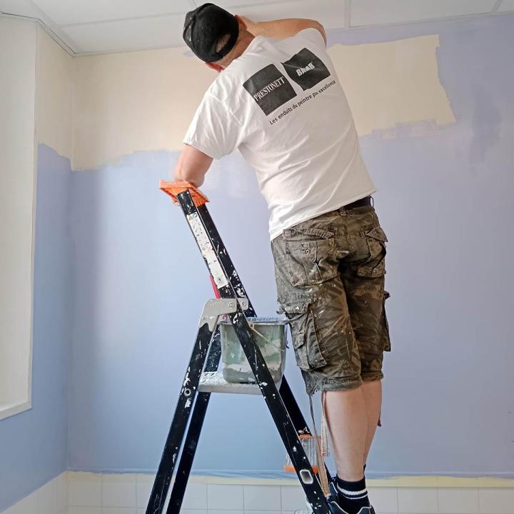 Nous réalisons les travaux de peinture intérieure et extérieure.