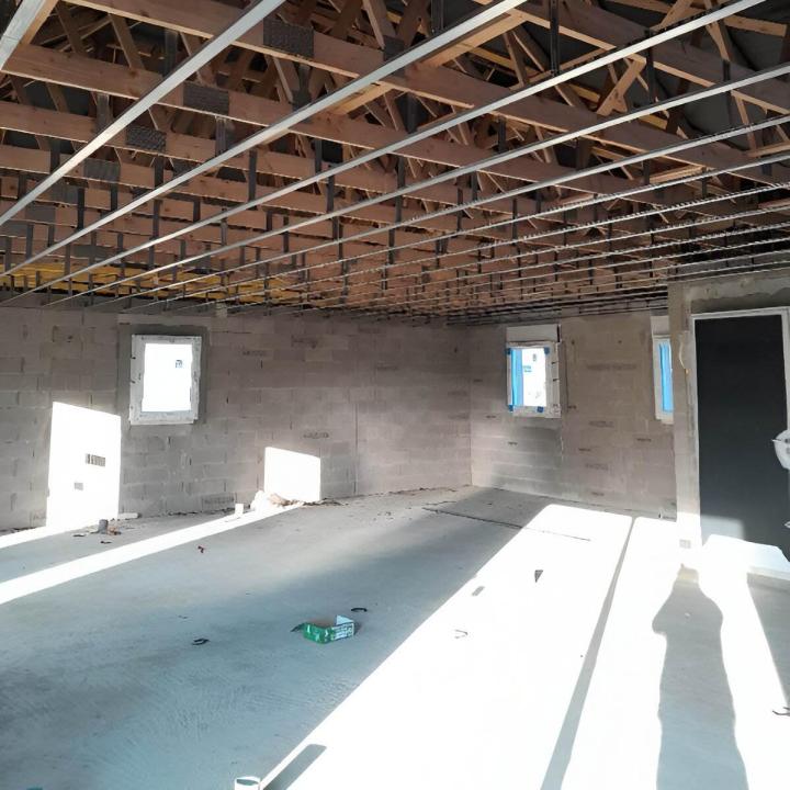 Nous posons les plaques de plâtre.