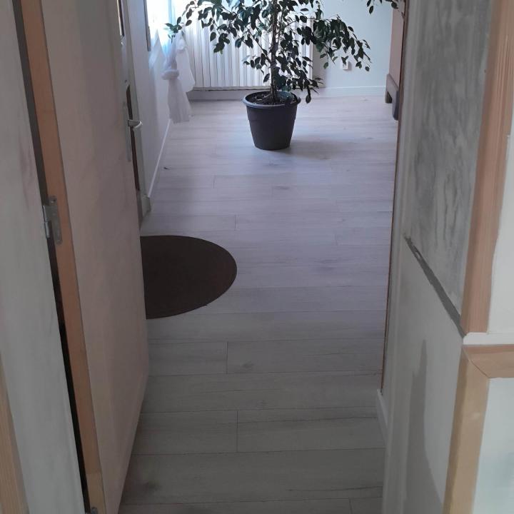 Nous posons les revêtements de sol.